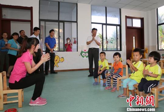 三沙市永兴学校招收6名驻岛职工和渔民子女入学，三沙市委书记、市长肖杰在永兴学校调研。　吴亚铁 摄